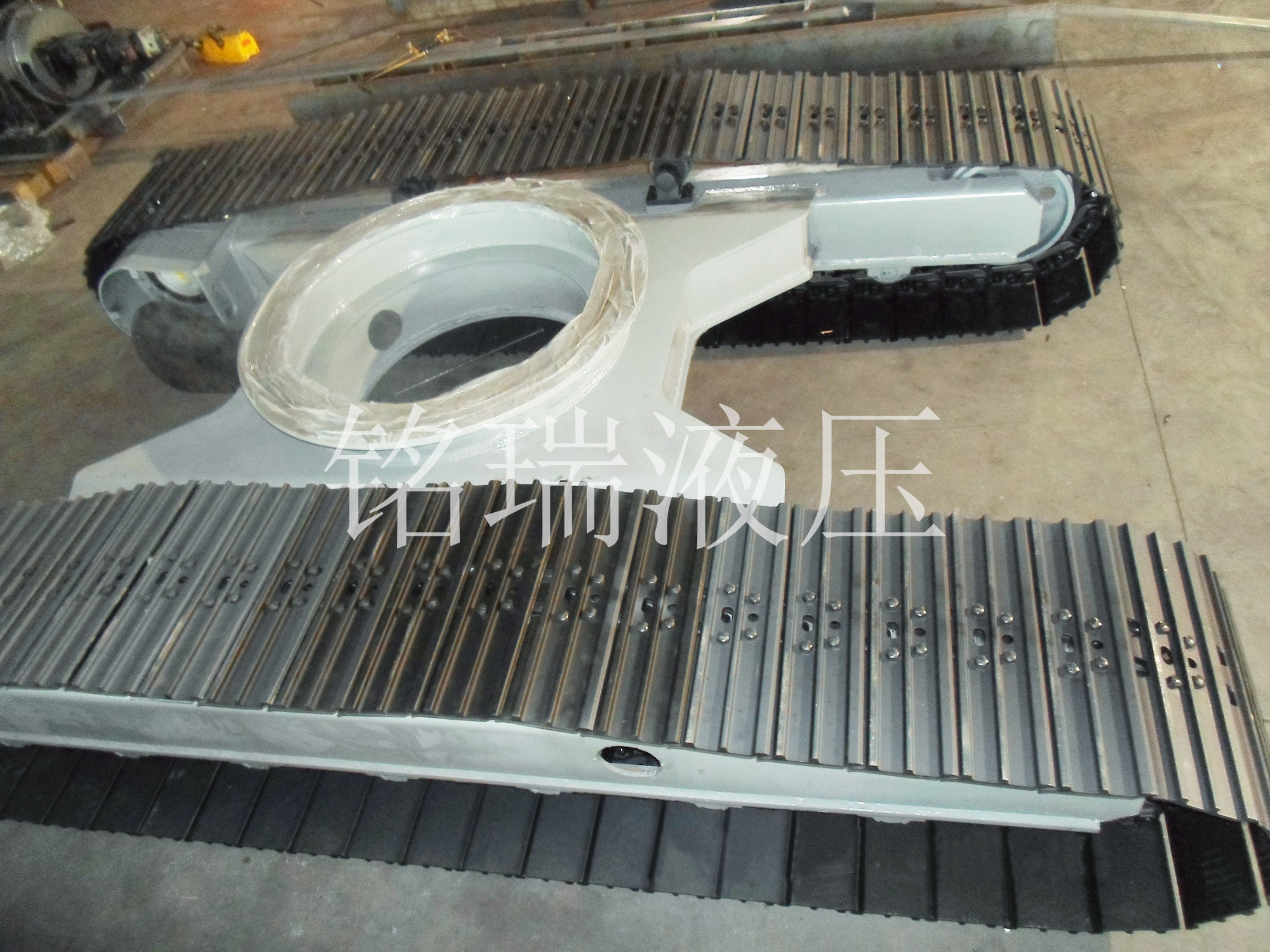 X型梁回轉履帶底盤